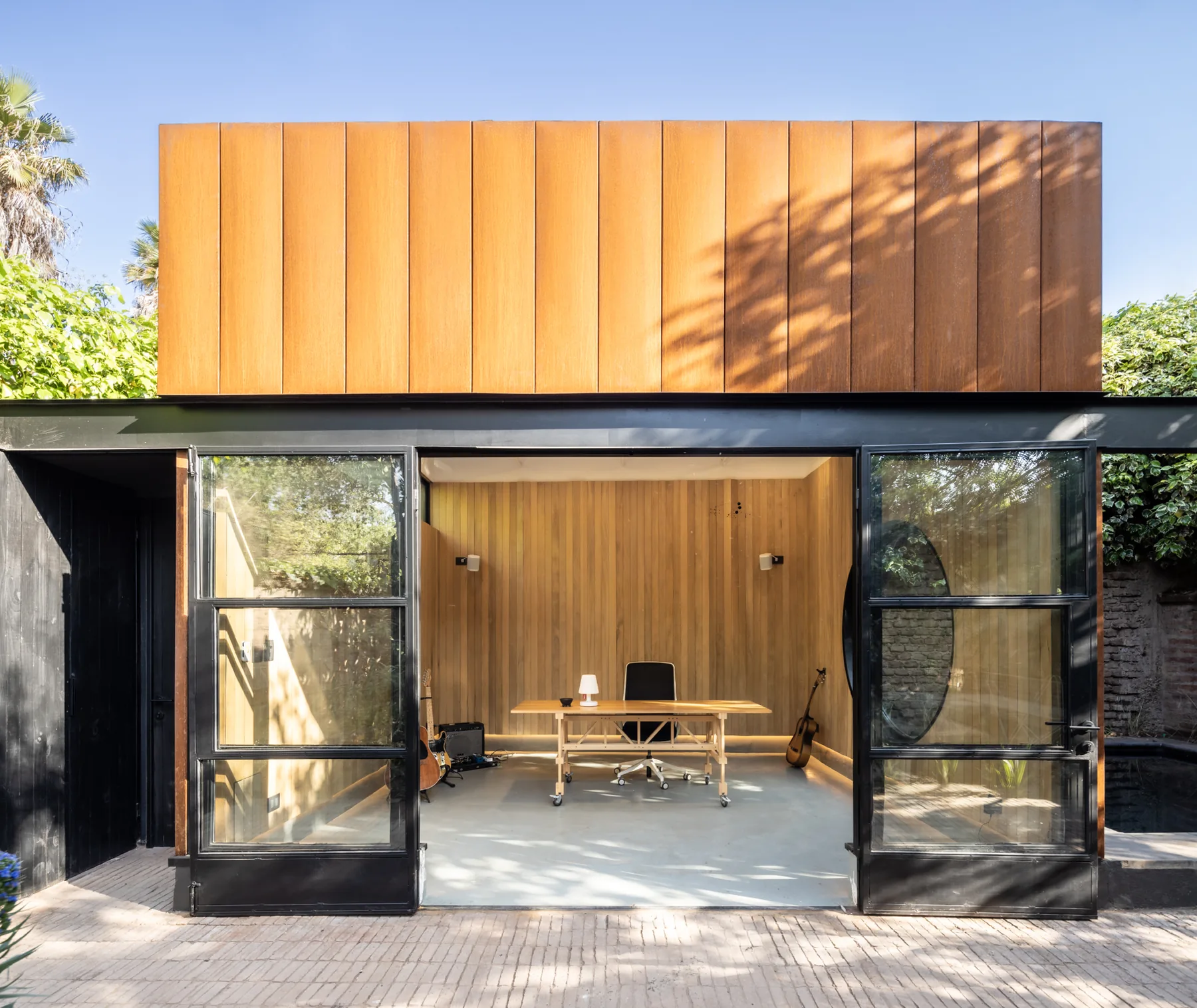 Music studio opening onto the courtyard