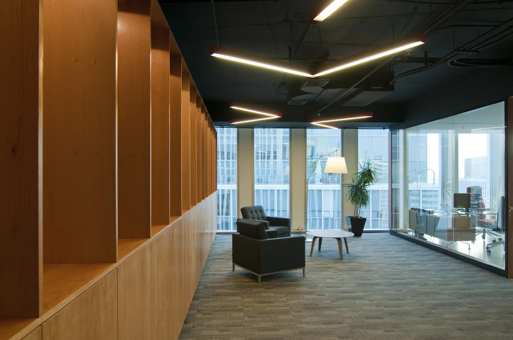 Oficinas de vidrio y madera.