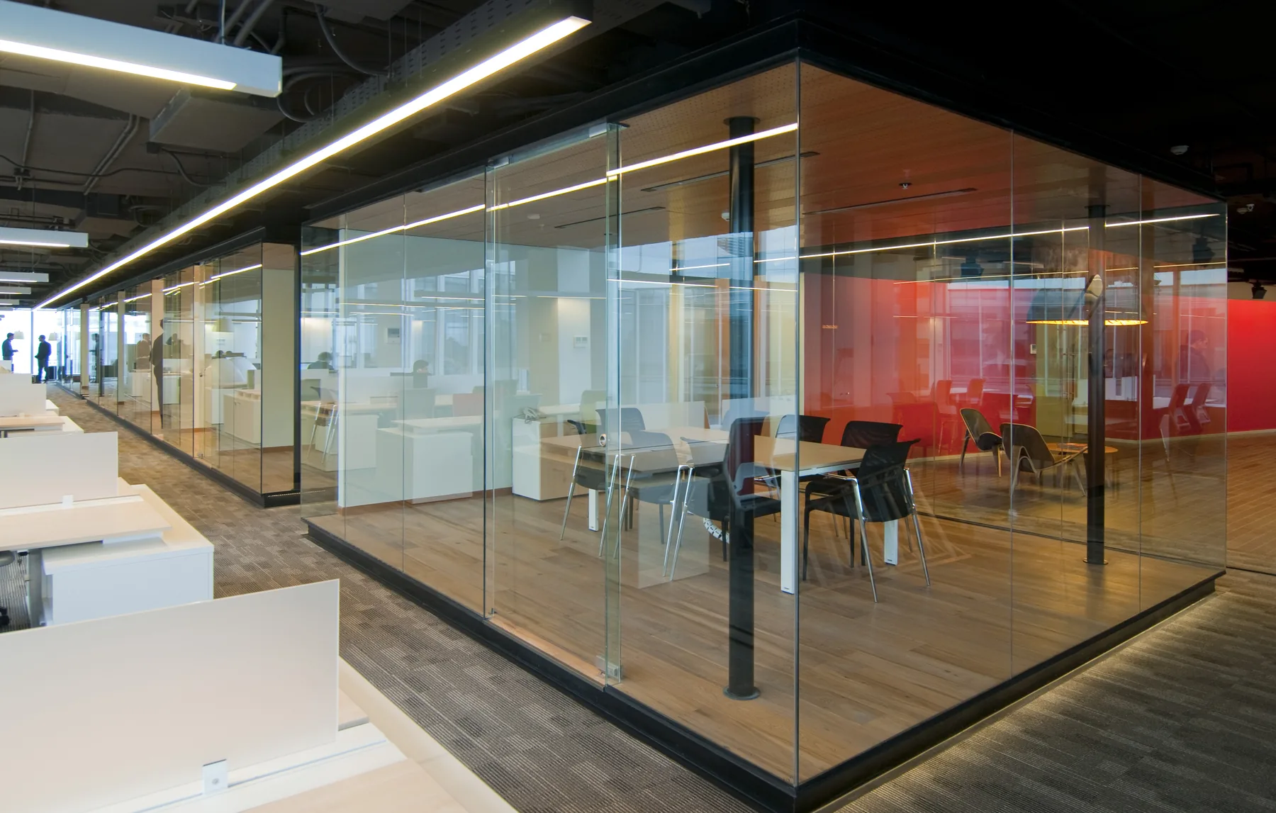 Sala vidriada al centro de la planta.