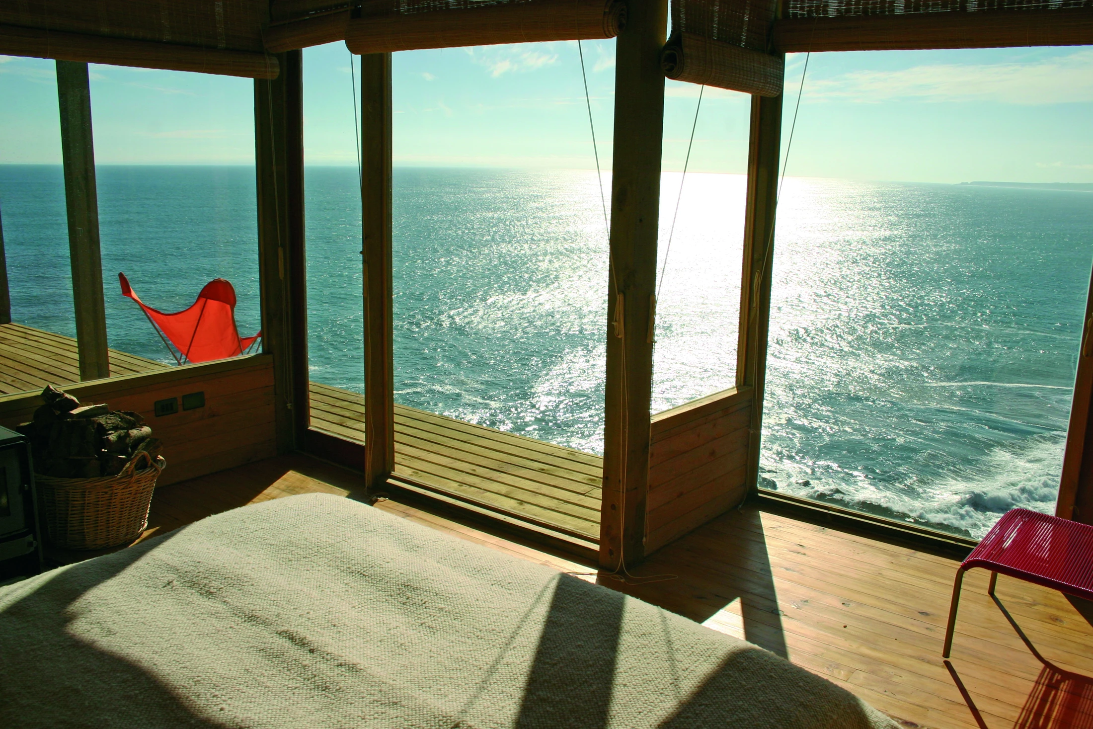 El dormitorio se abre hacia la terraza y el mar.