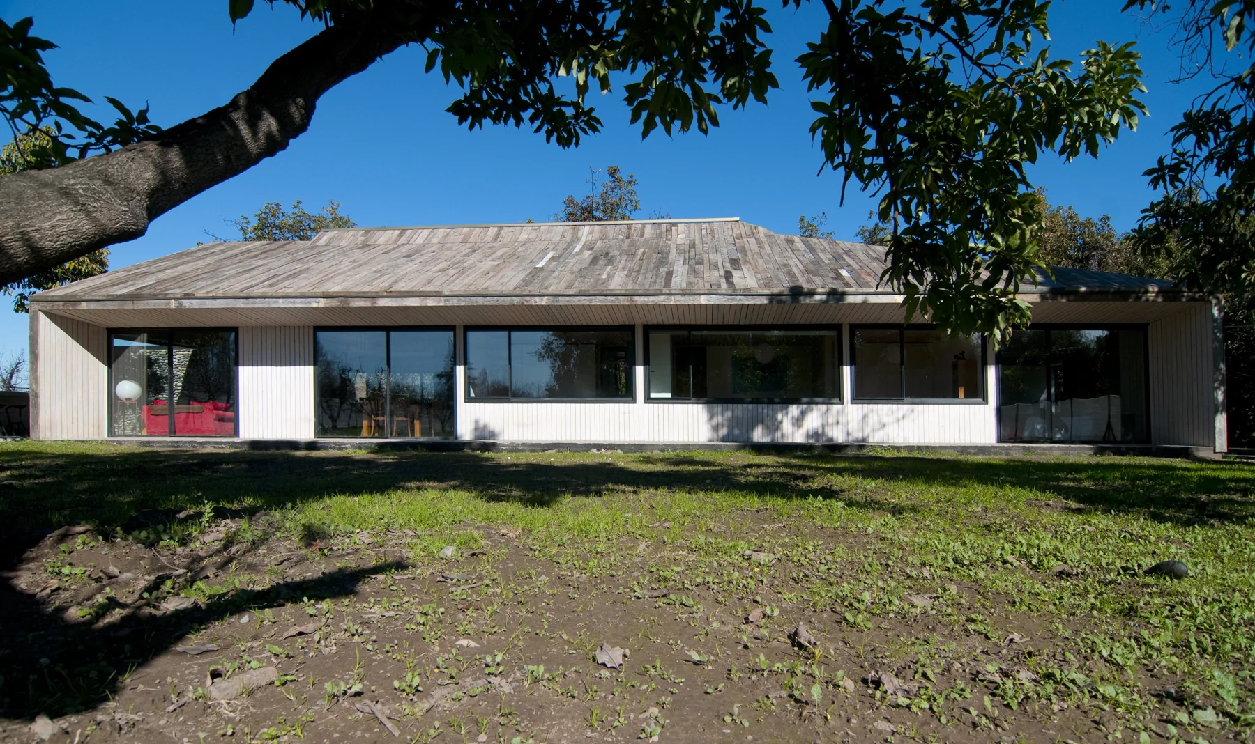 Casa Buin vista desde el jardín, con galería y fachada acristalada