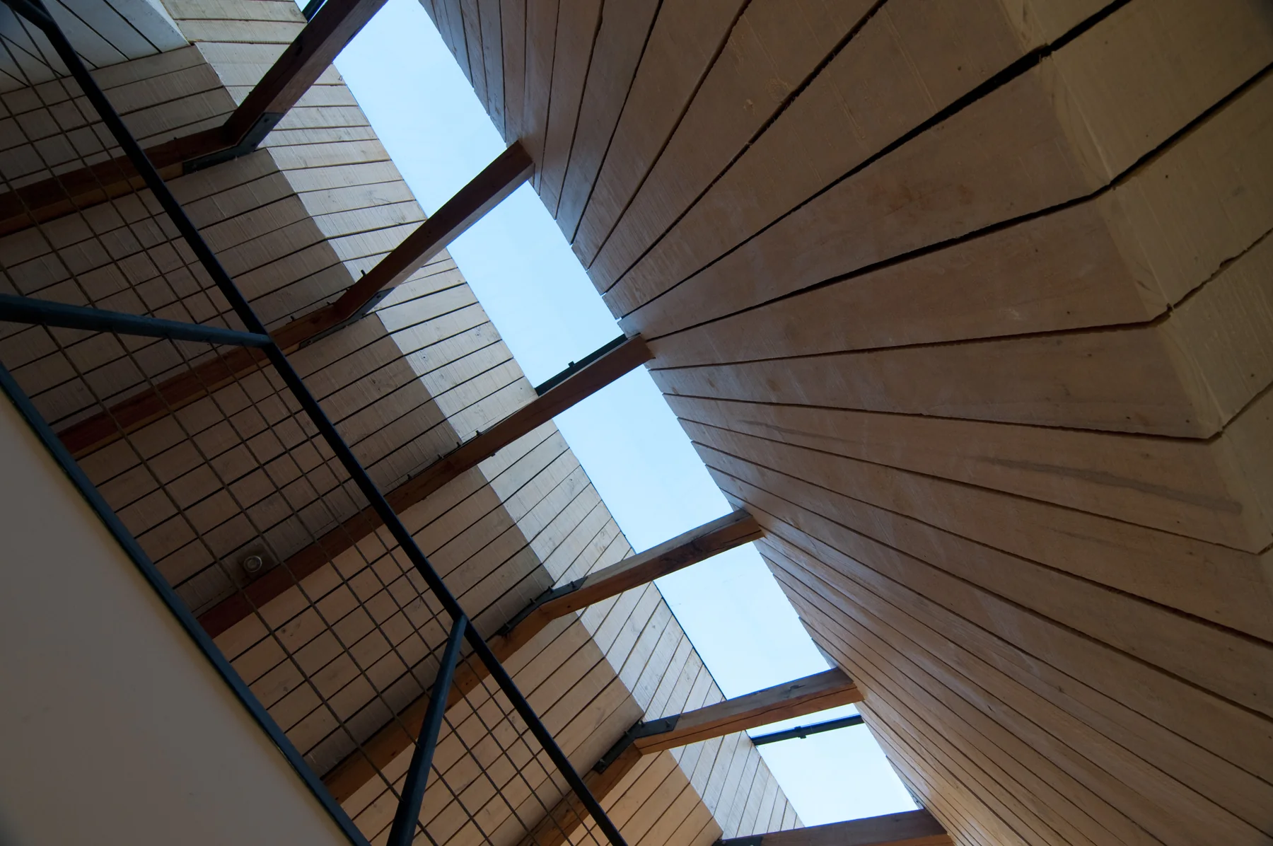 La luz sobre la cubierta de madera.