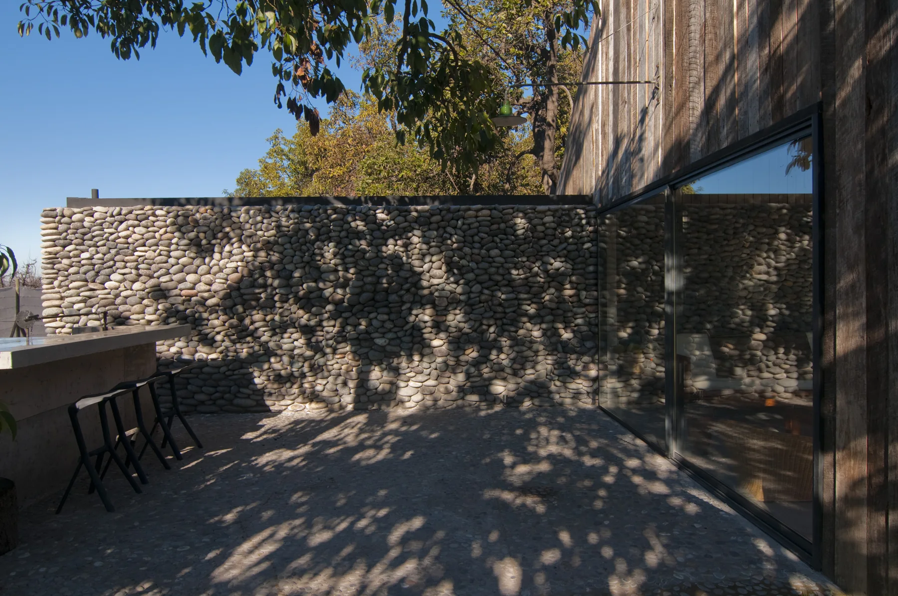 El patio bajo la sombra de los árboles.