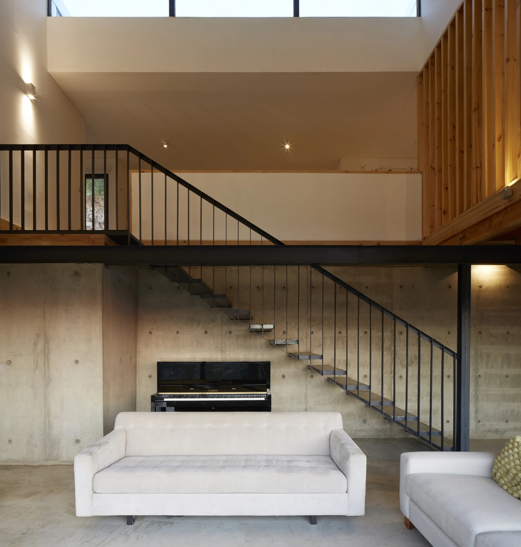 La escalera conecta los dos niveles de la casa.