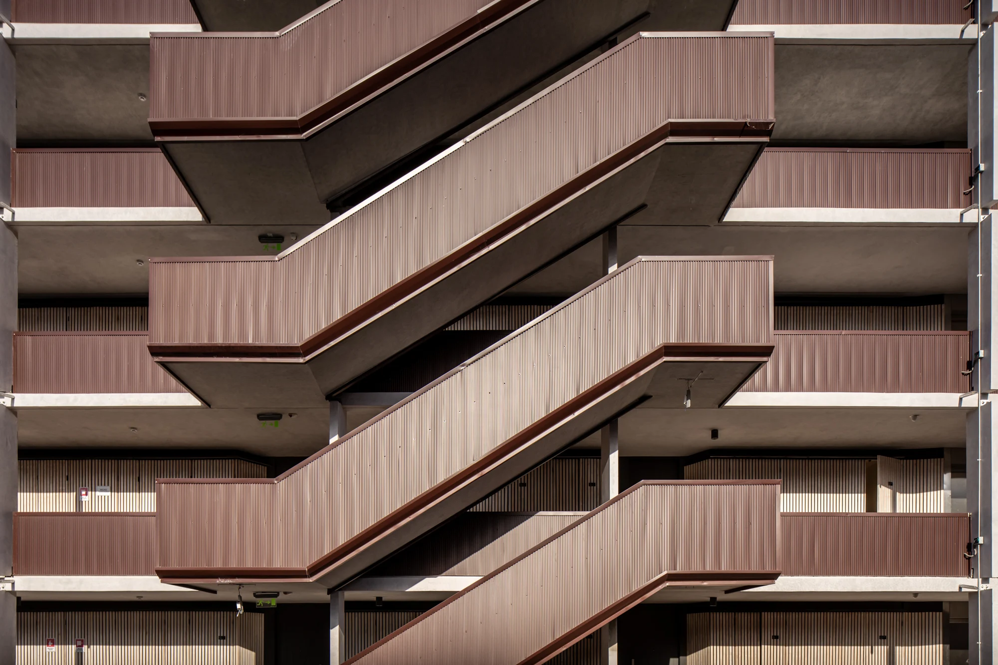 Las escaleras exteriores en la fachada.