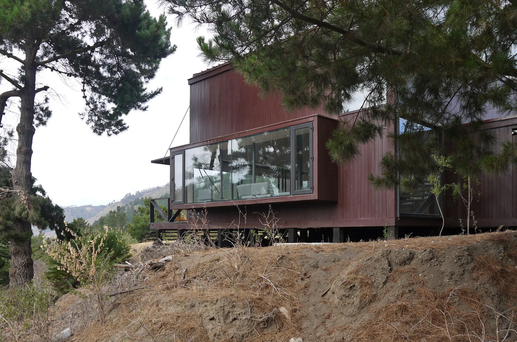 Casa Conejero entre los pinos, sobre la quebrada