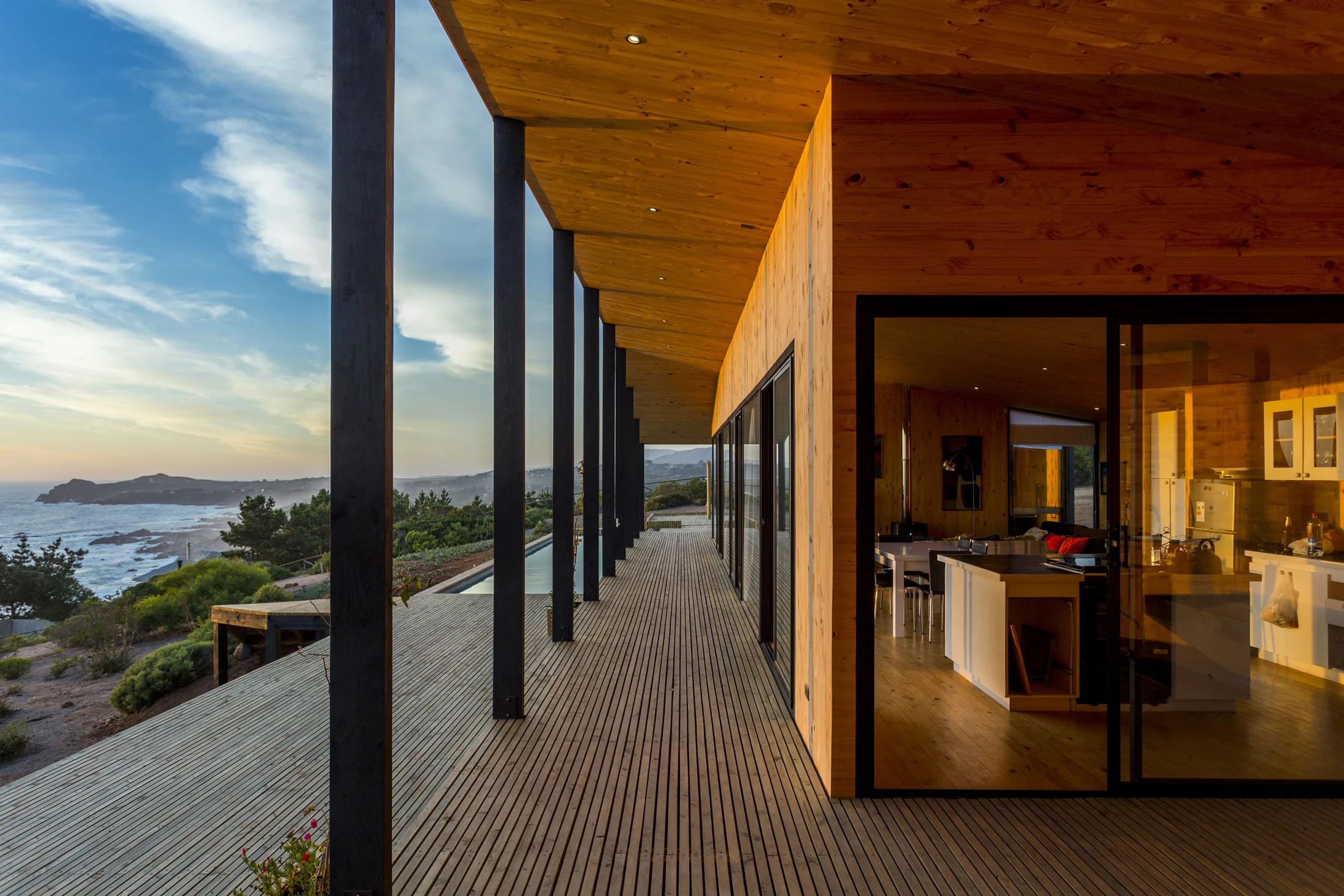 Galería exterior y vistas al océano.