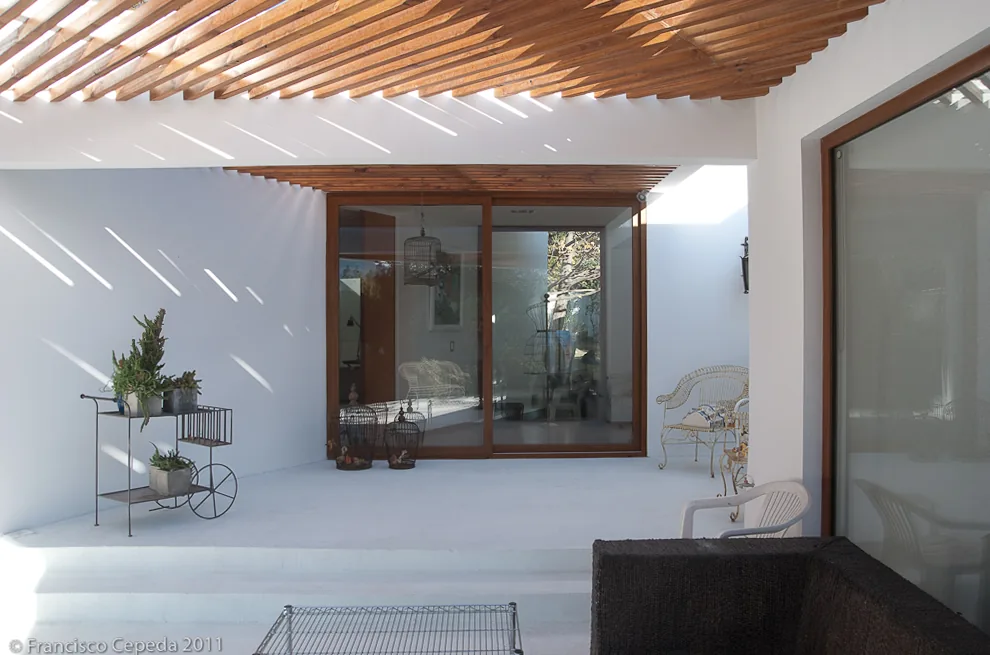 Terraza bajo la pérgola de madera.