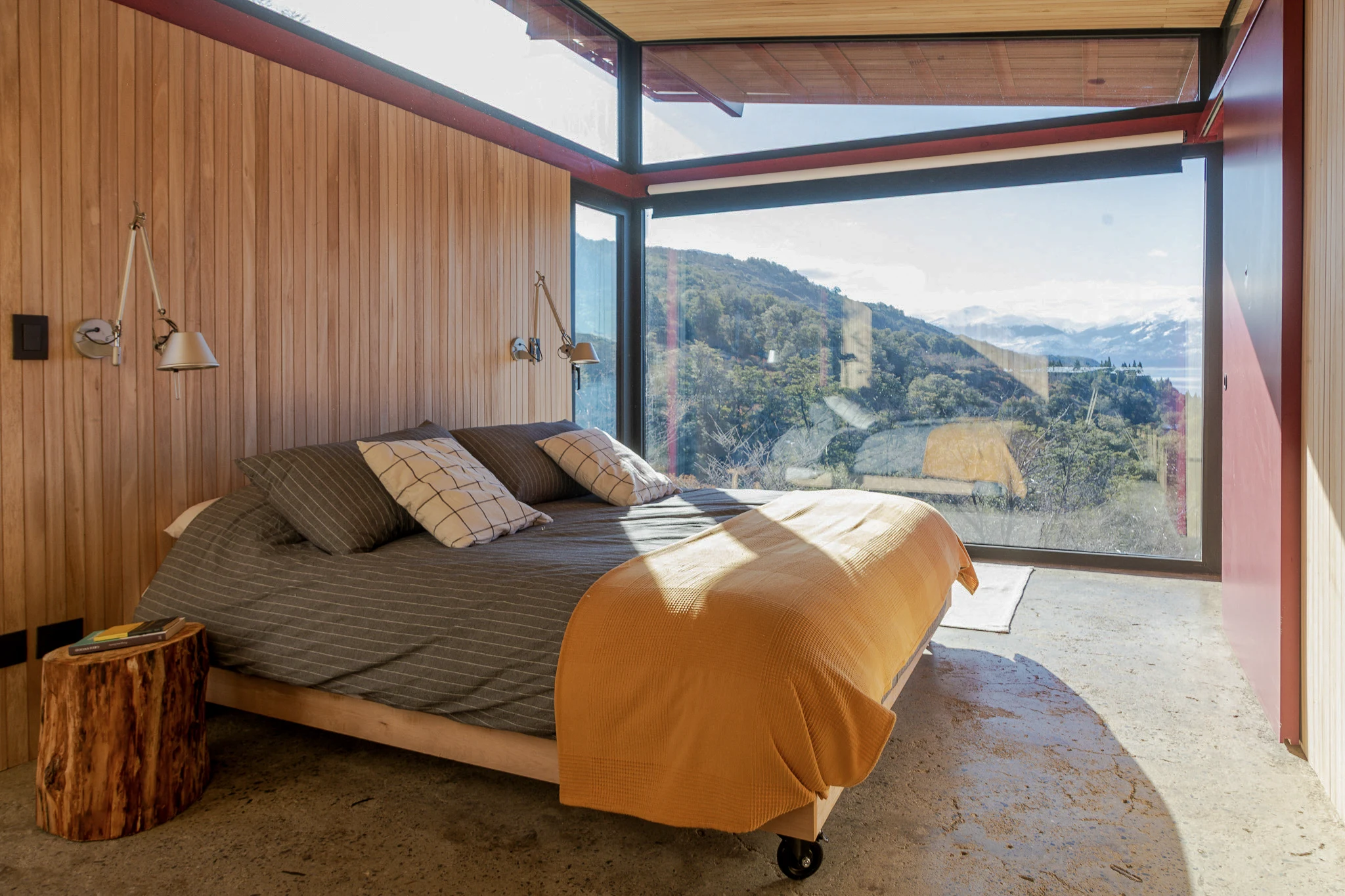 El dormitorio participa de la misma relación entre abrigo y paisaje.