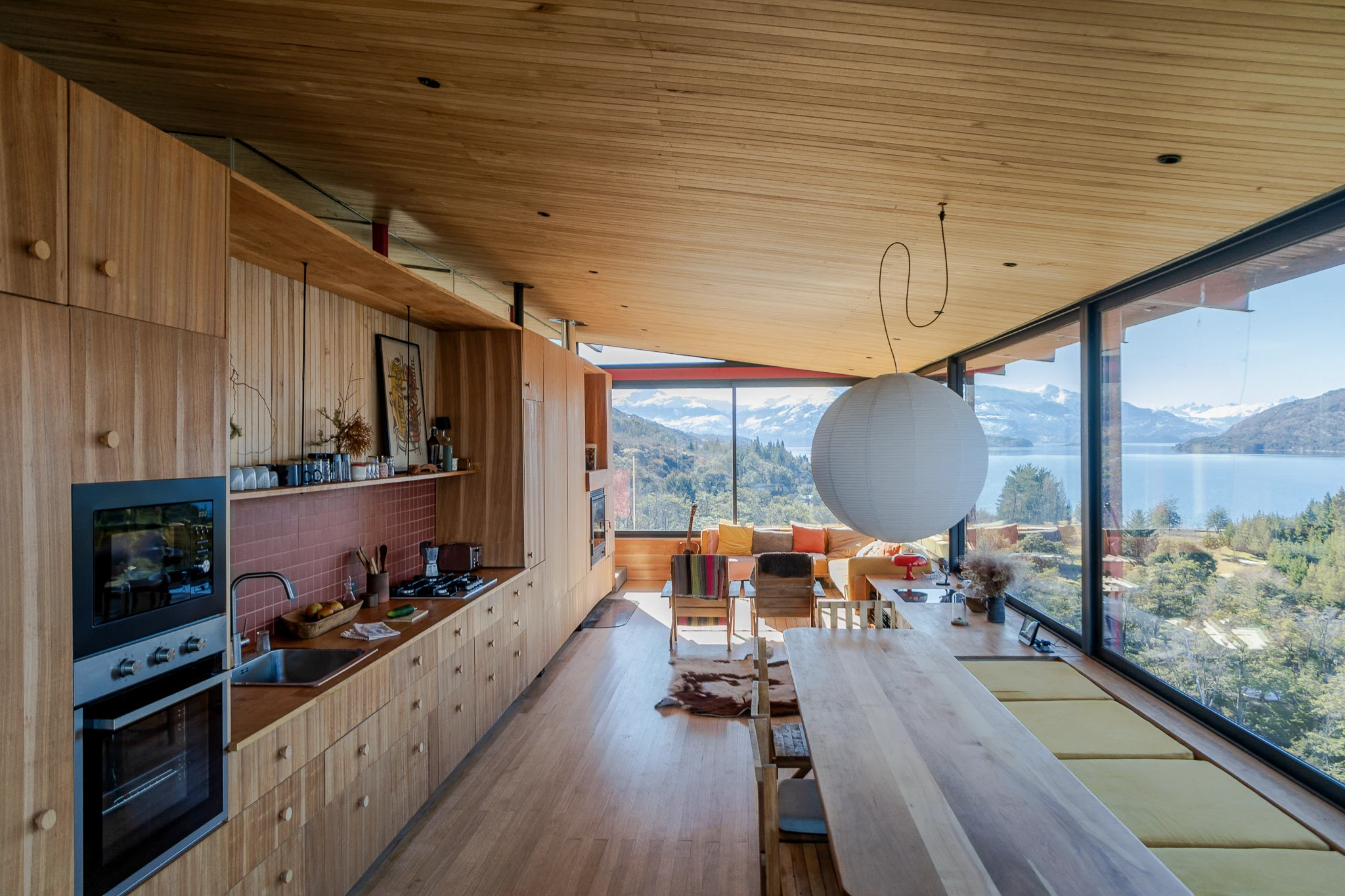 Cocina, comedor y estar forman un espacio continuo.