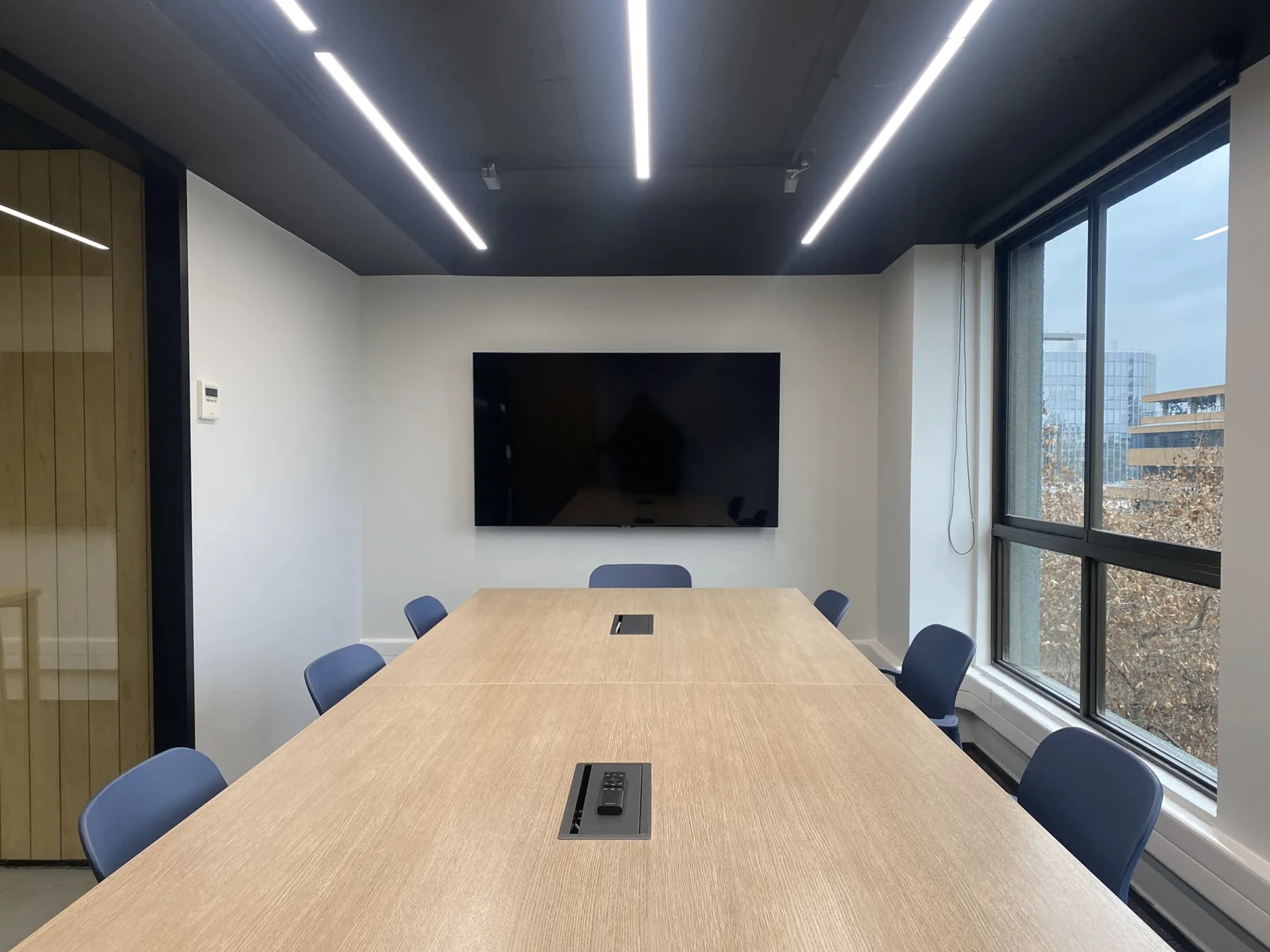 Meeting room facing the window