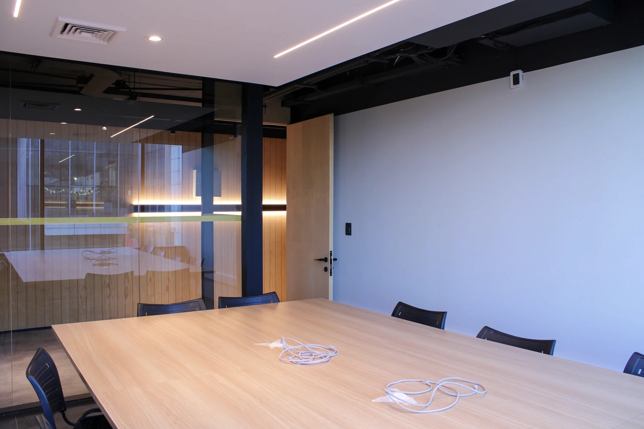 Meeting room at the Parque del Recuerdo offices on Av. Ossa 235