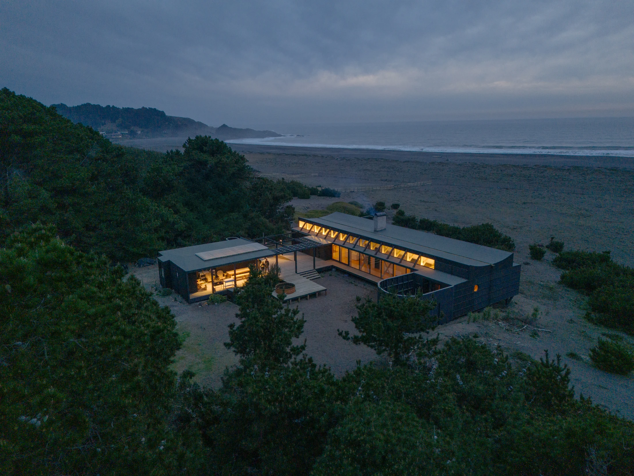 La casa entre el bosque y la costa.