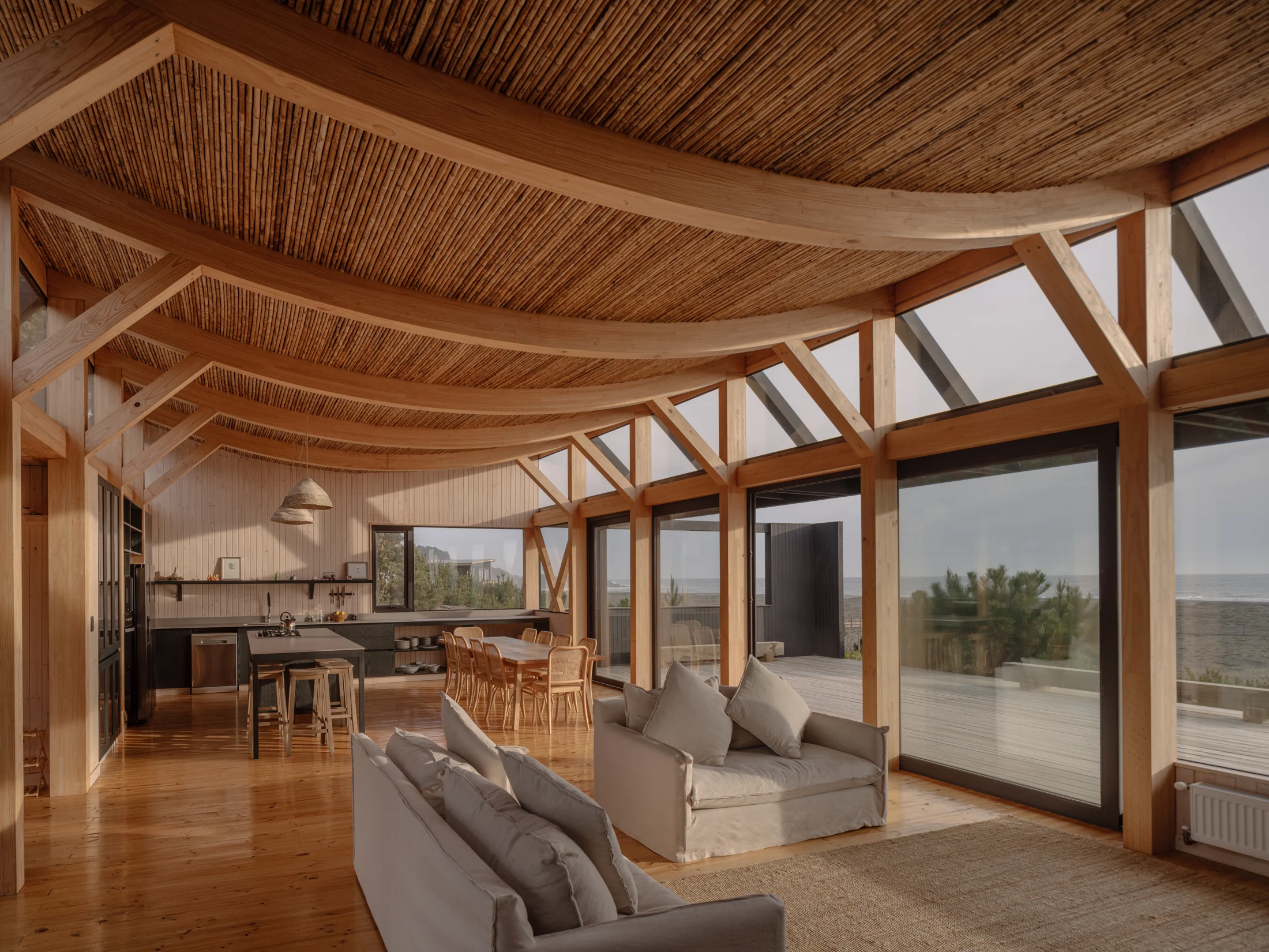 La estructura de madera define el espacio común.