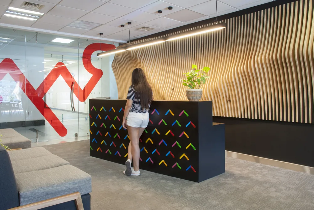 Recepción de Agencia Raya con muro de costillas de madera