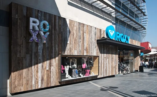 Fachada de la tienda Roxy en Parque Arauco