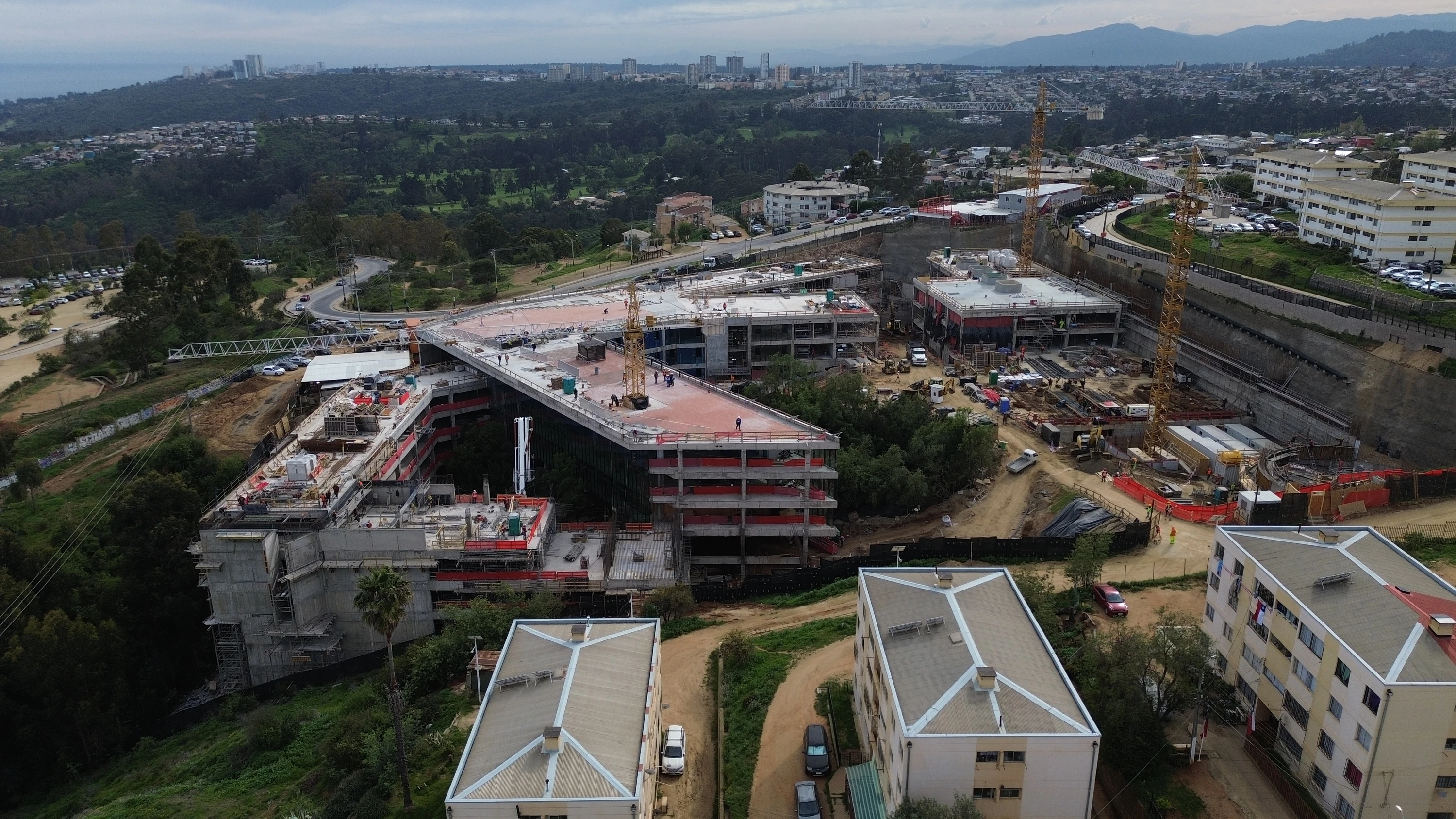 Obra en ejecución, septiembre de 2026: volúmenes, cubiertas y ladera