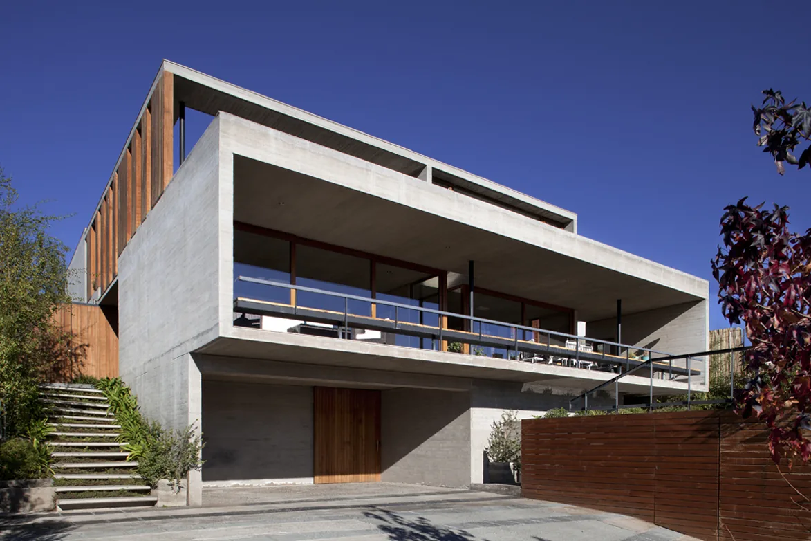 Casa Yunis-Alcántara desde la calle, con muros de hormigón y madera