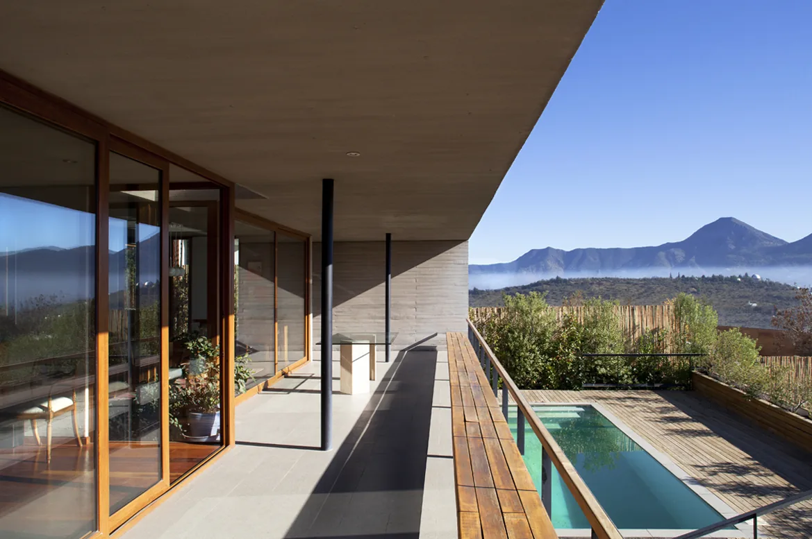 Terraza y piscina hacia la cordillera